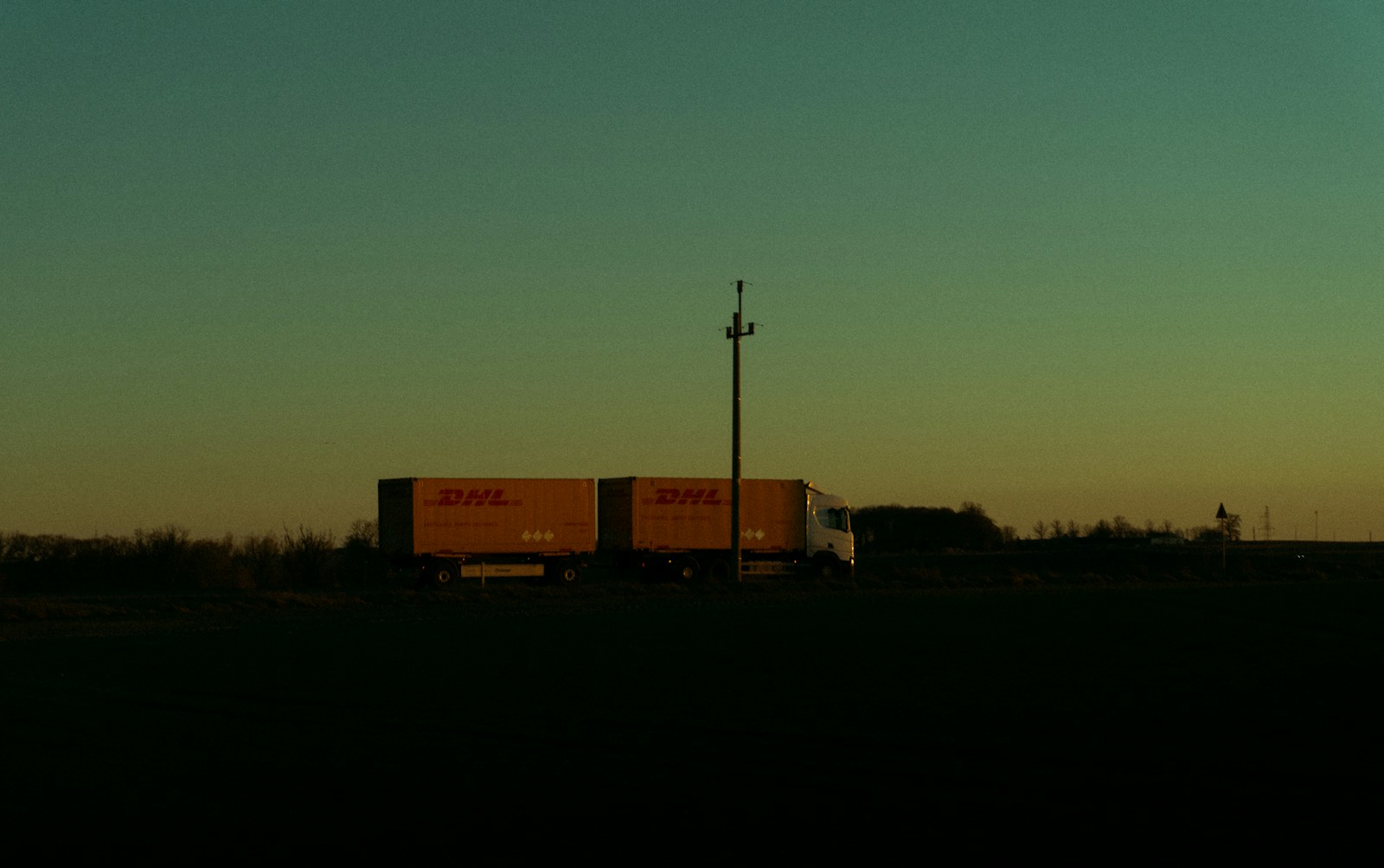 Caminhão em rodovia ao crepúsculo