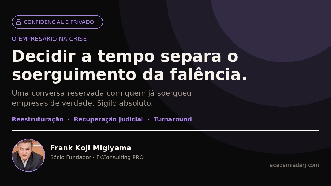 Empresário sozinho diante da planilha no fim do expediente
