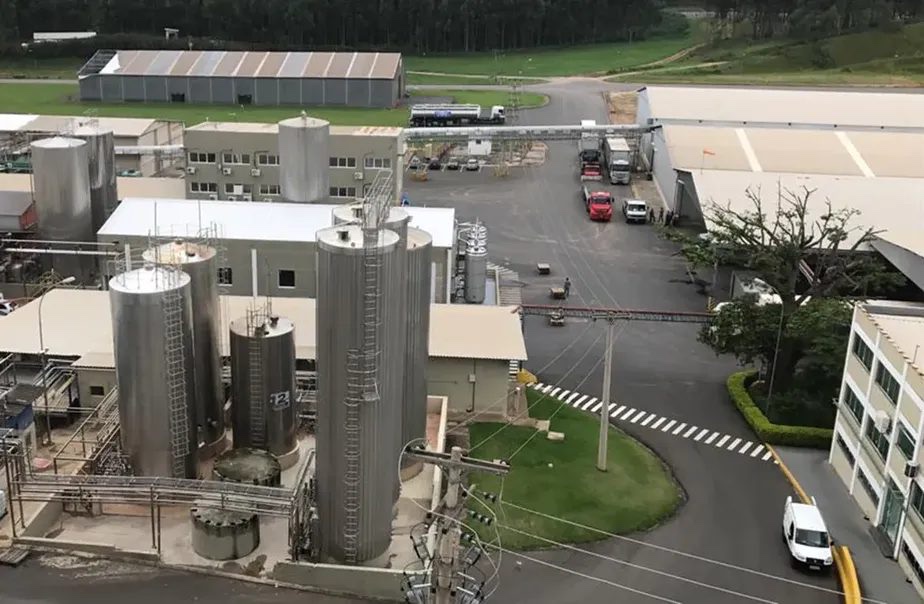 Vista aérea do parque industrial da Agropecuária Tuiuti (Shefa) em Amparo-SP, com tanques de aço inox